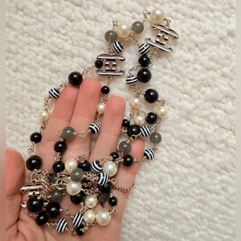 🤍Vintage Chanel Multicolor Beaded CC Necklace Pearls, Black & White Glass Beads🖤 - Picture 4 of 16